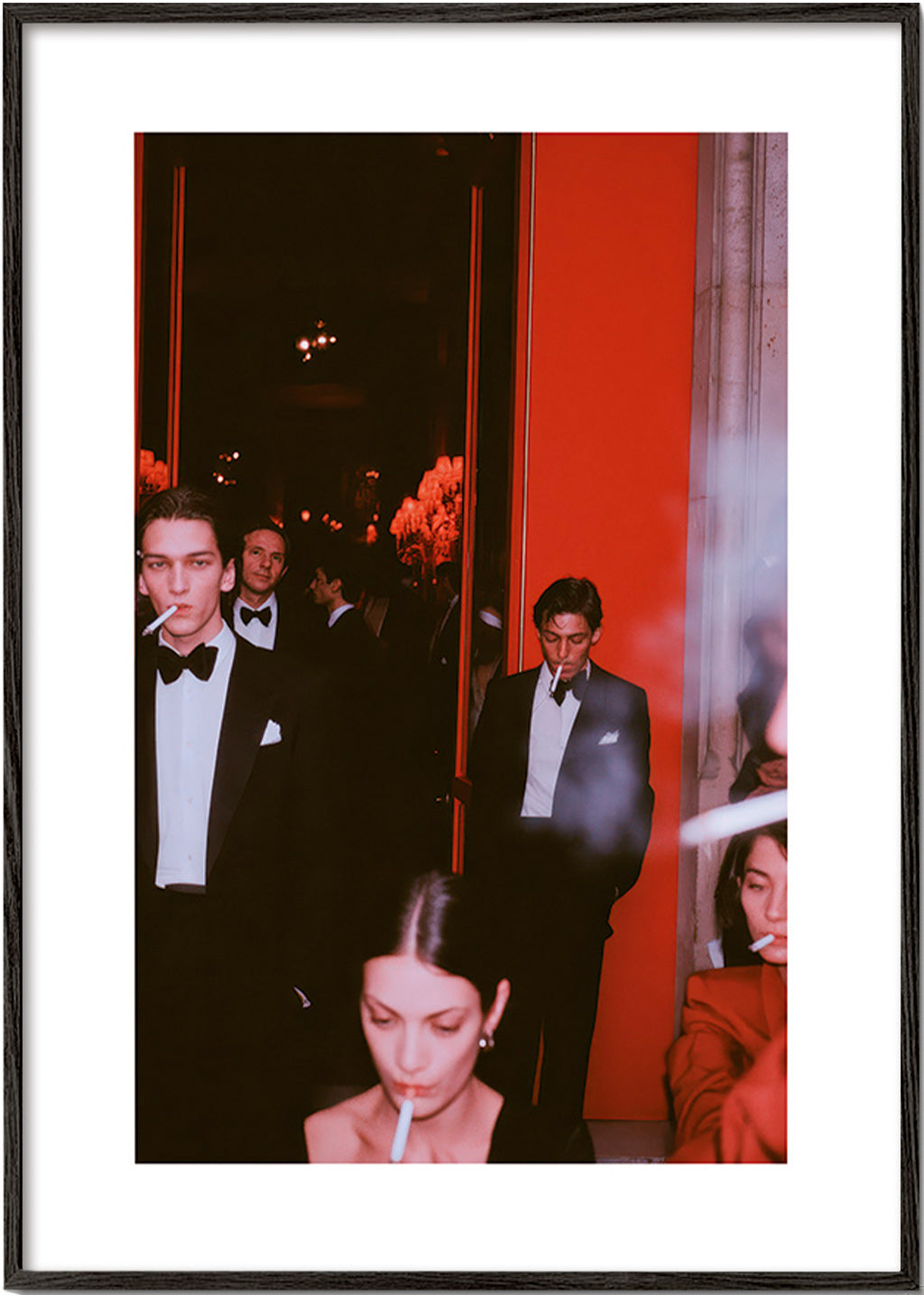 Fotografía Afterparty en traje y humo – Black Frame