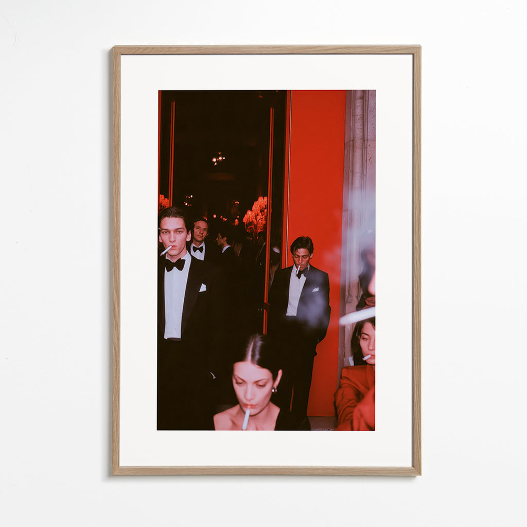 Fotografía Afterparty en traje y humo – Oak Frame