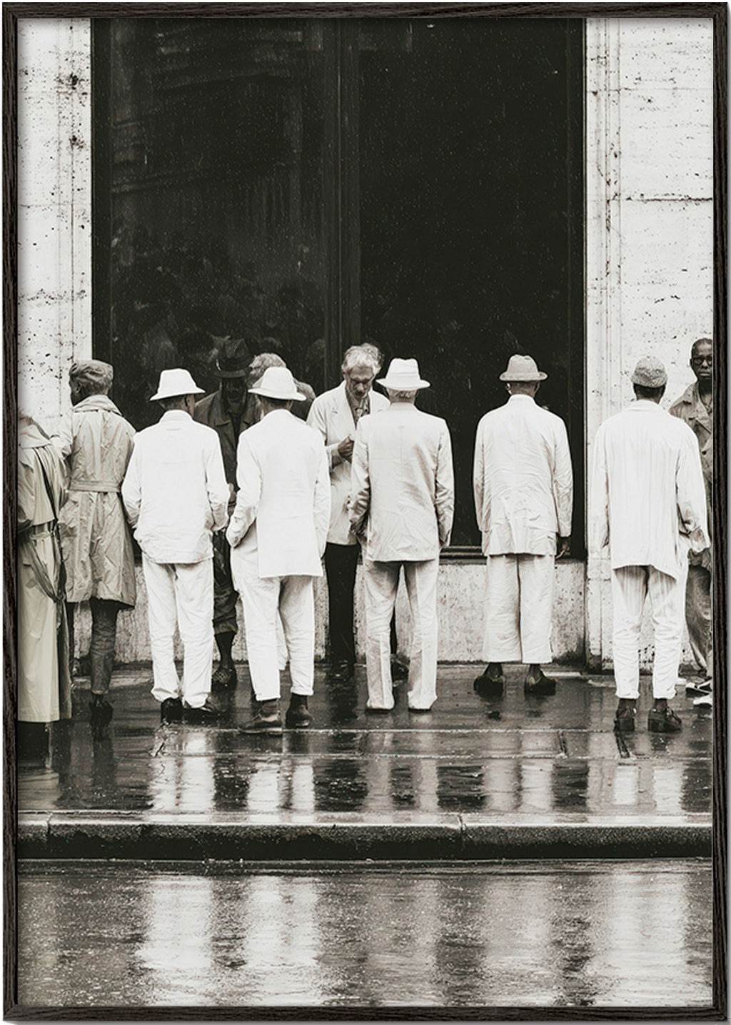 Fotografía en blanco y negro de hombres bajo la lluvia – Black Frame