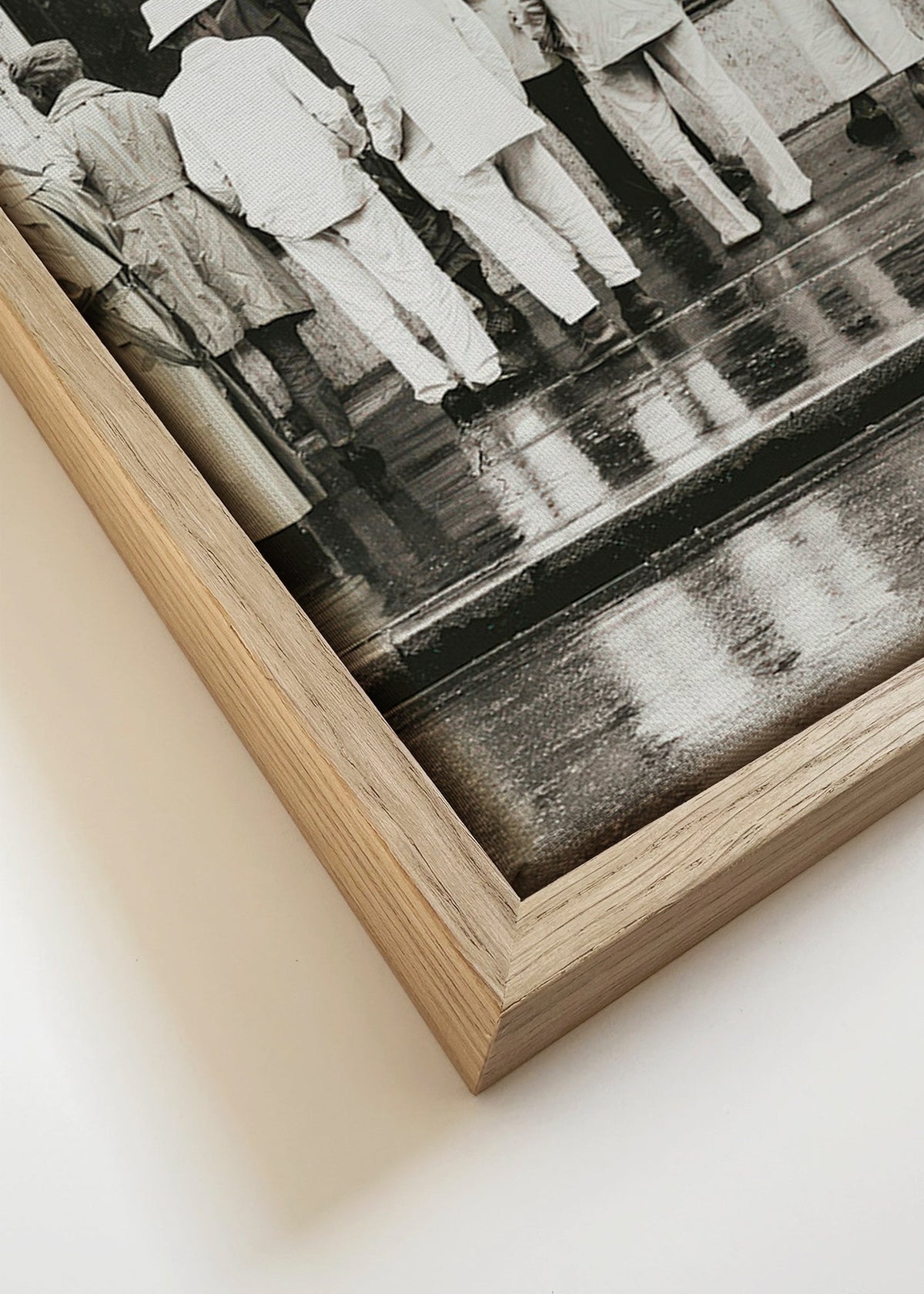 Fotografía en blanco y negro de hombres bajo la lluvia – Canvas detail