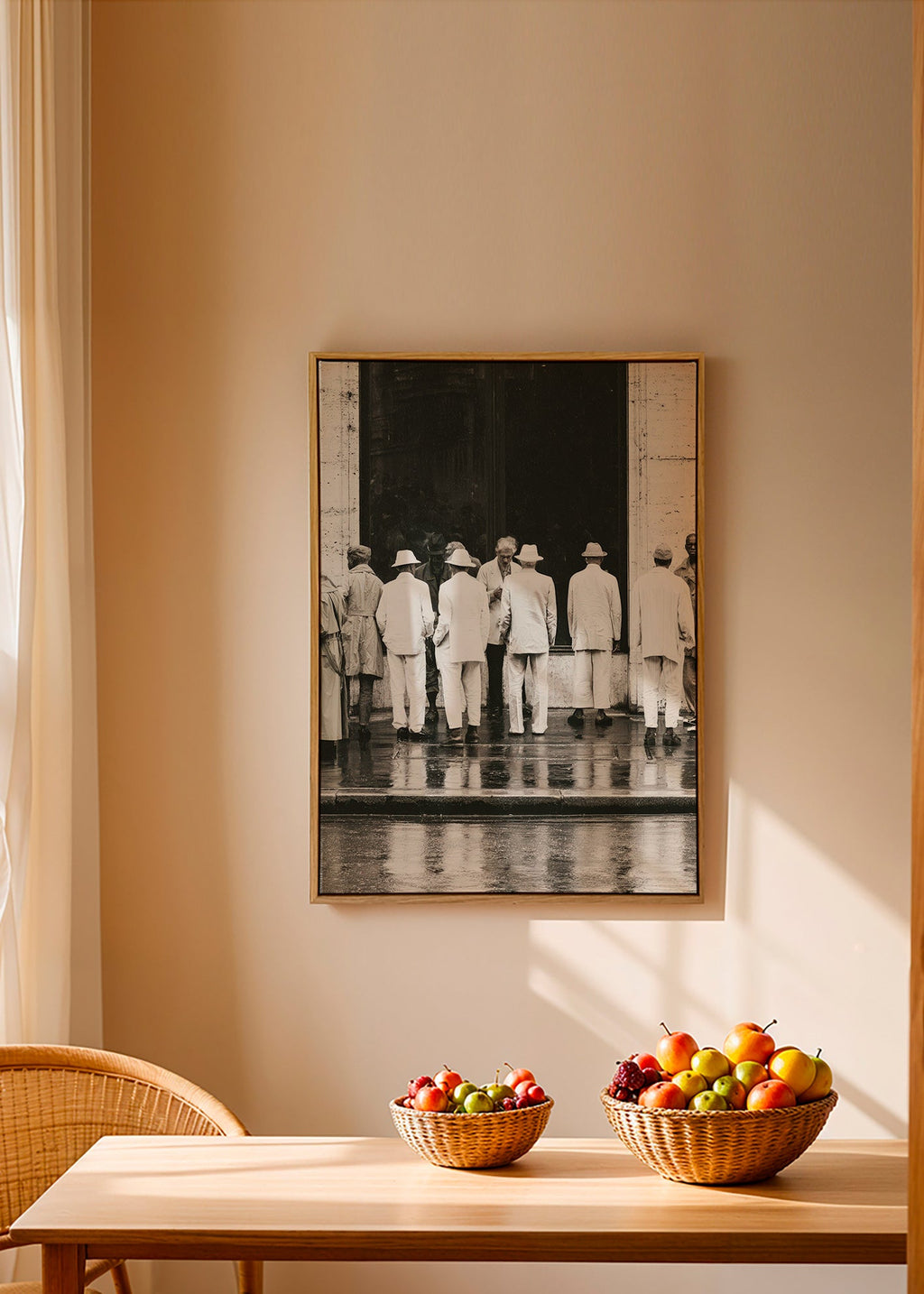 Fotografía en blanco y negro de hombres bajo la lluvia – Canvas2