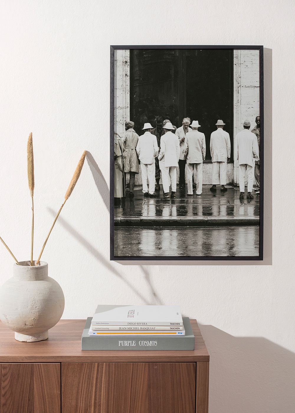 Fotografía en blanco y negro de hombres bajo la lluvia – Product3