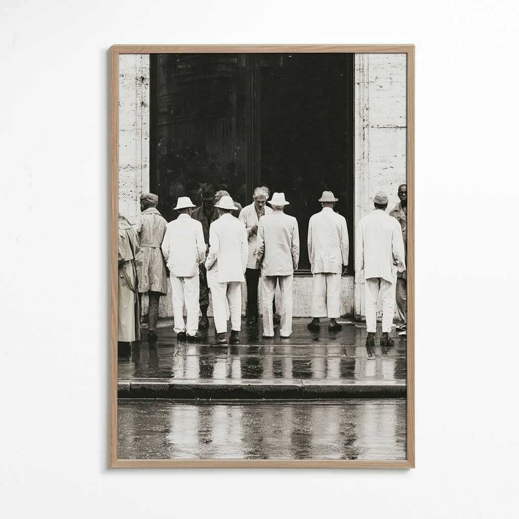 Fotografía en blanco y negro de hombres bajo la lluvia – Oak Frame