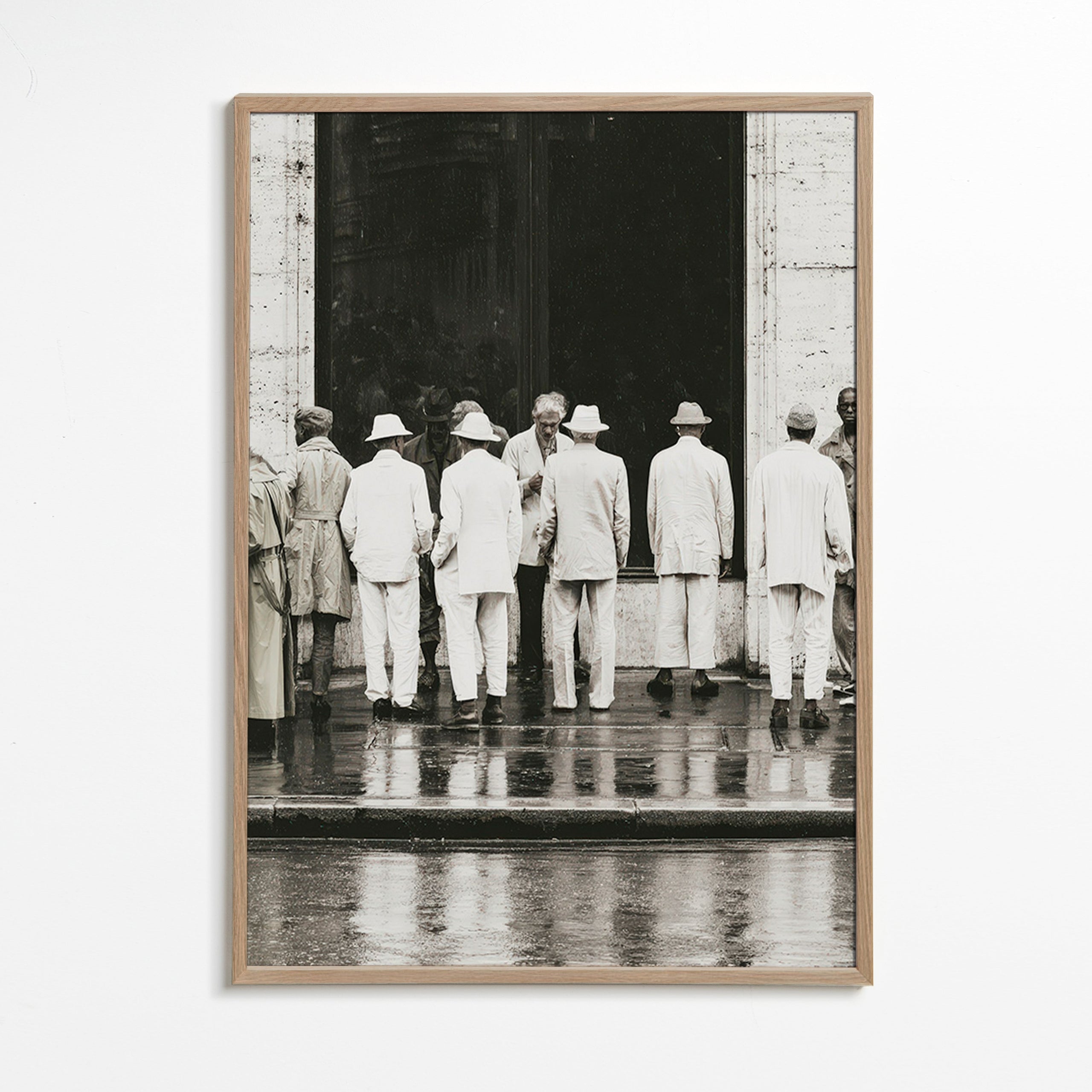 Fotografía en blanco y negro de hombres bajo la lluvia – Oak Frame