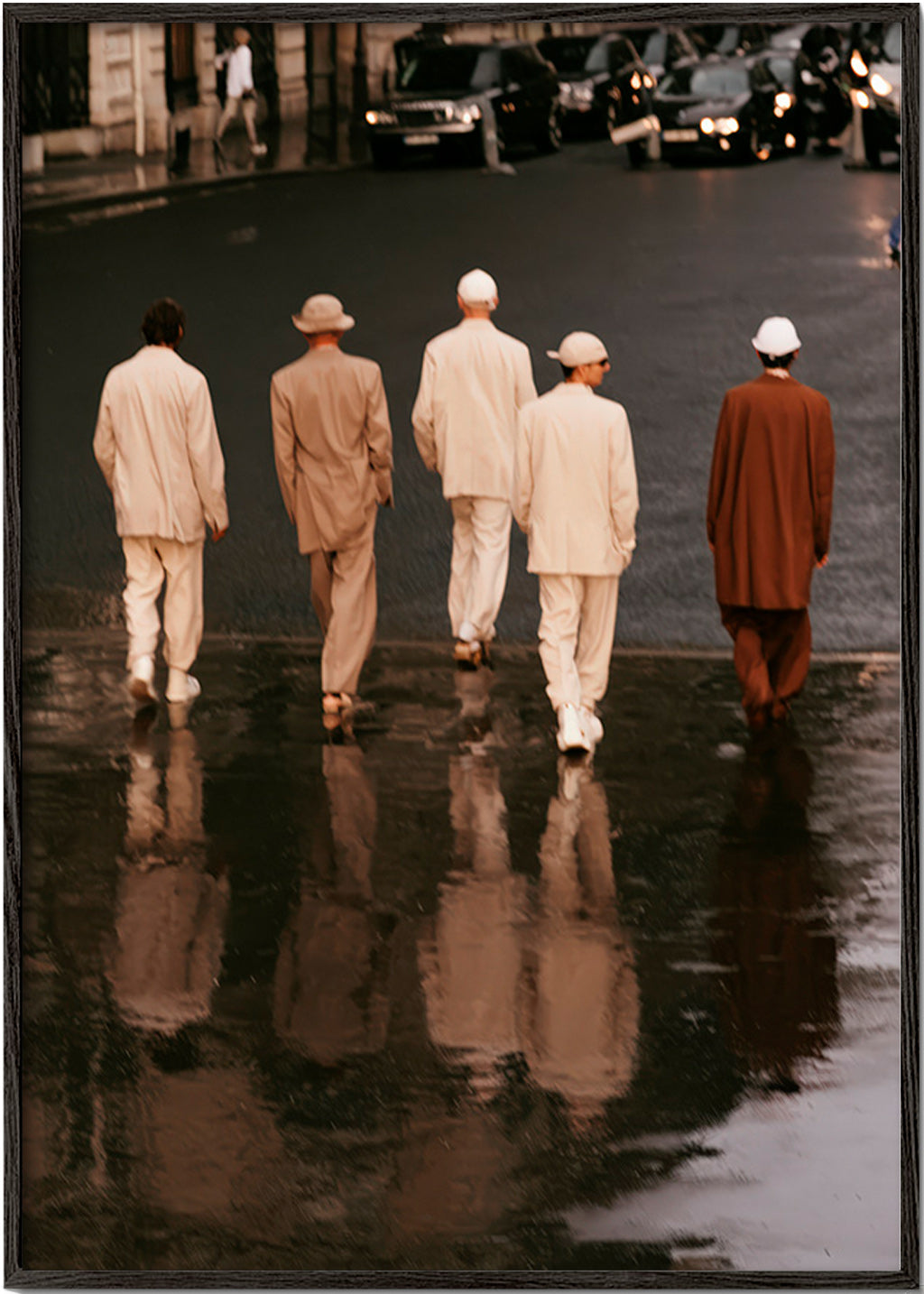 Fotografía urbana: caminantes bajo la lluvia – Black Frame