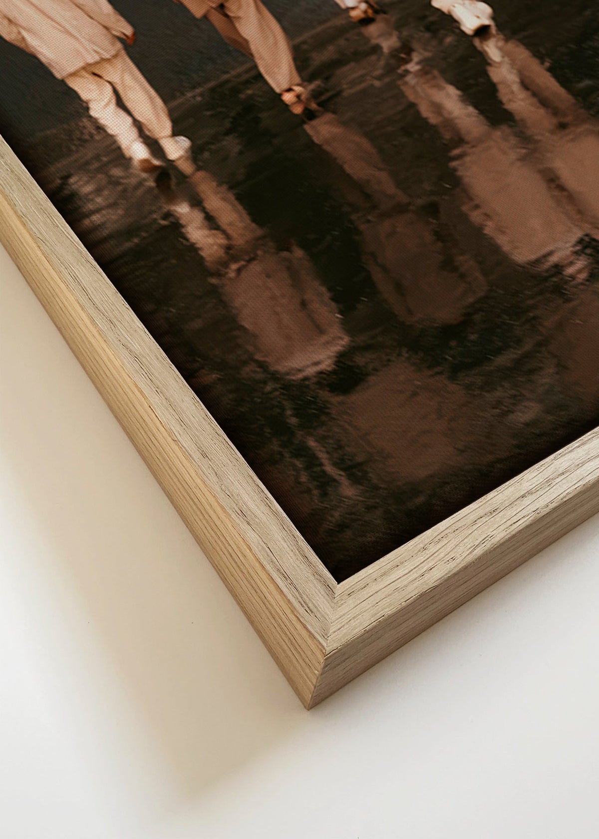 Fotografía urbana: caminantes bajo la lluvia – Canvas detail