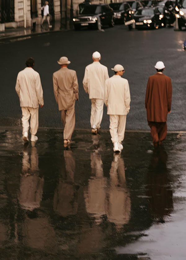 Fotografía urbana: caminantes bajo la lluvia