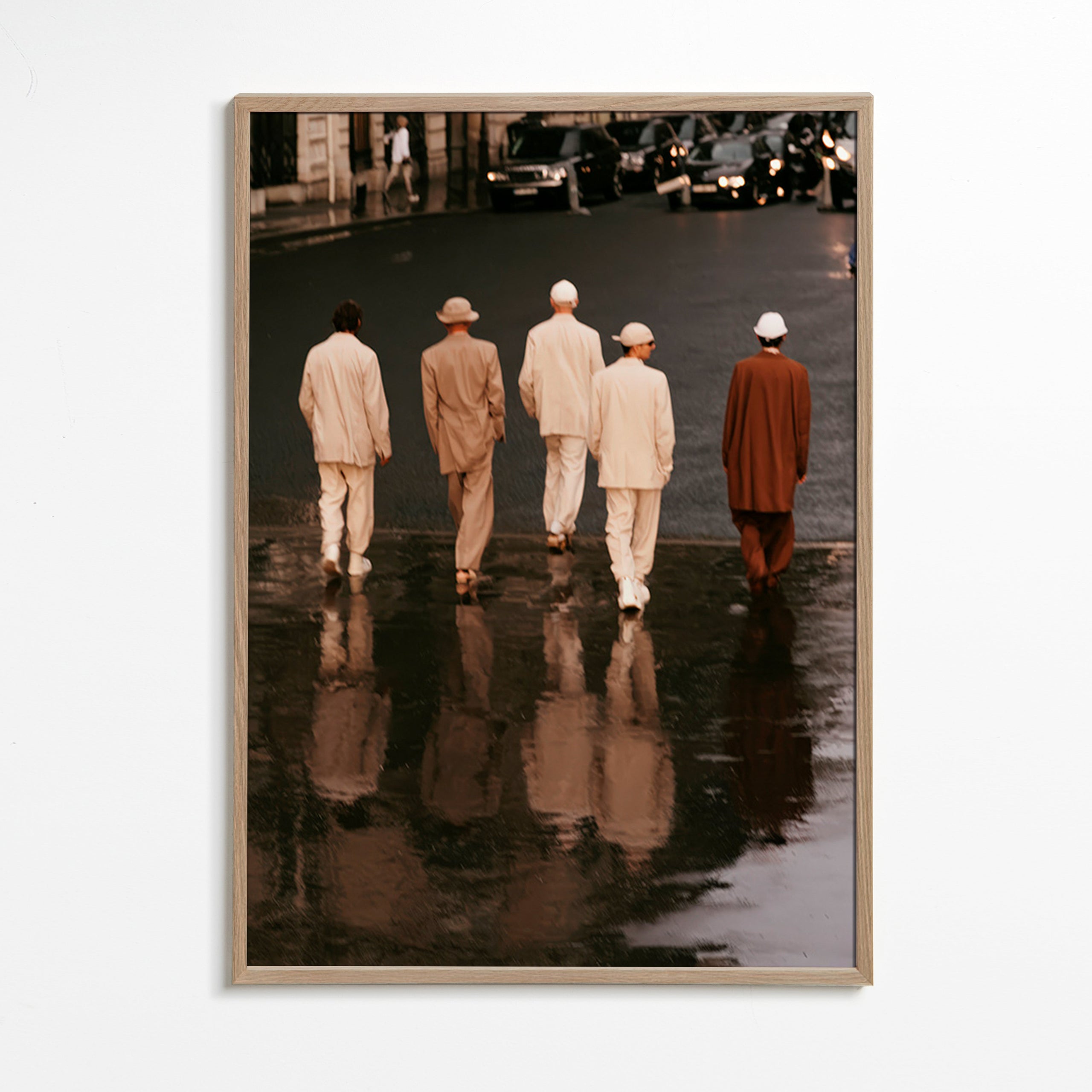 Fotografía urbana: caminantes bajo la lluvia – Oak Frame