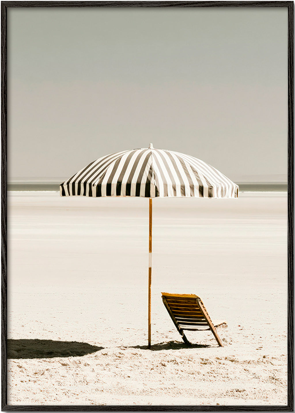 Cuadro de paisaje con parasol y tumbona – Black Frame