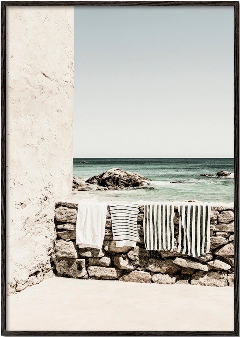 Cuadro de paisaje costero con toallas colgadas – Black Frame