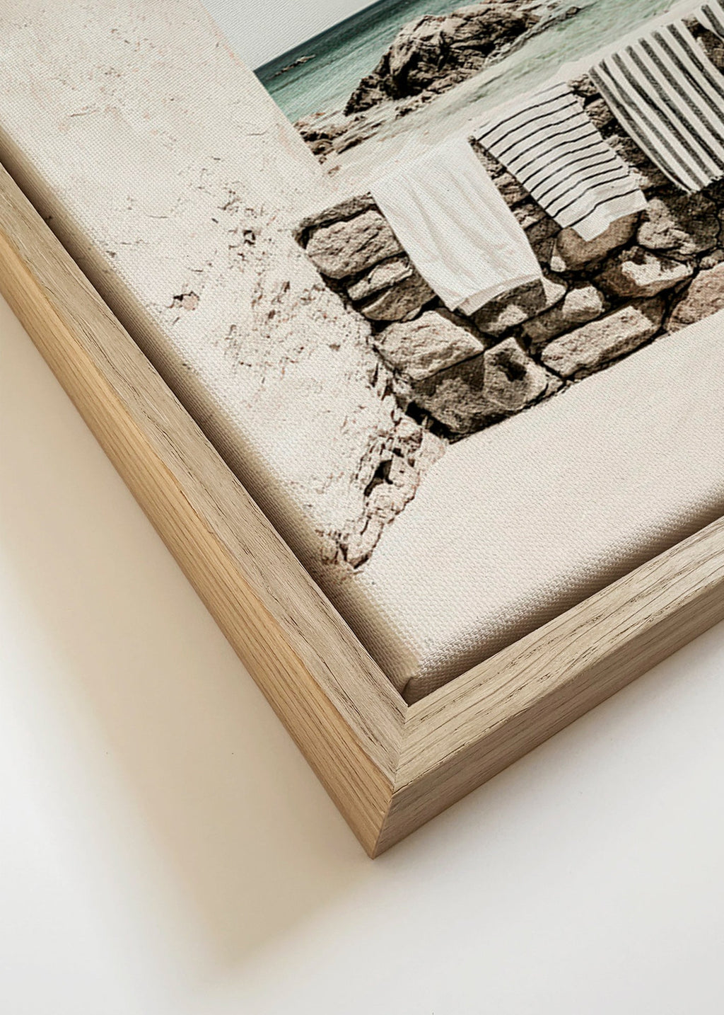 Cuadro de paisaje costero con toallas colgadas – Canvas detail