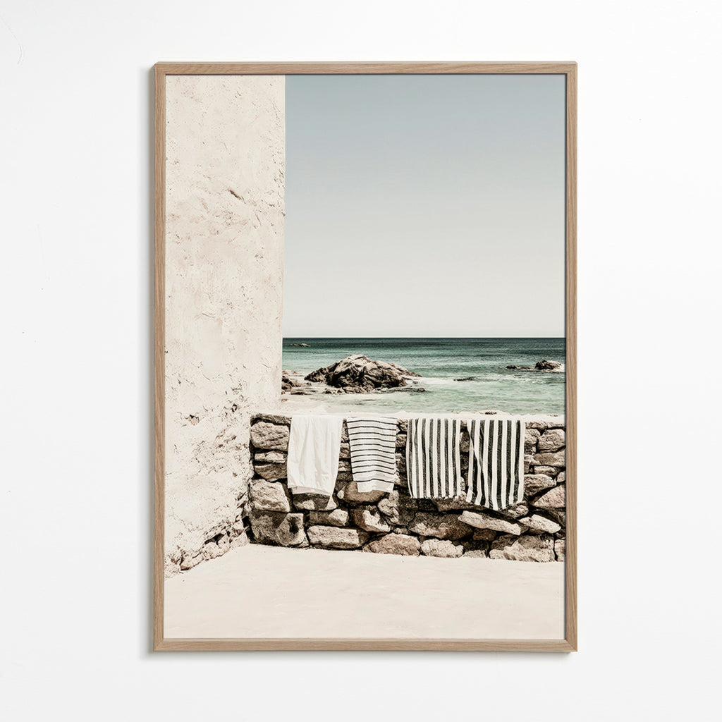 Cuadro de paisaje costero con toallas colgadas – Oak Frame