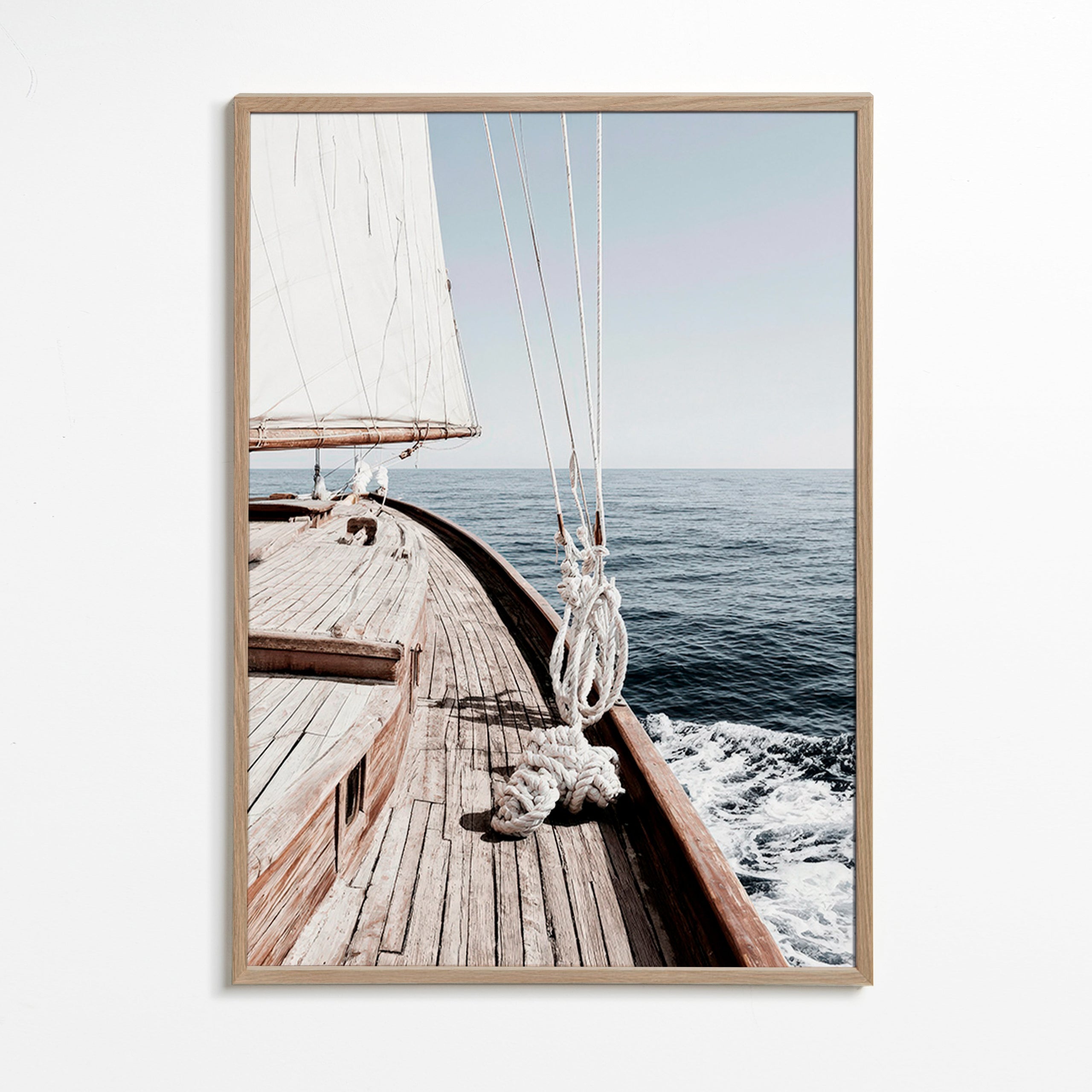 Cuadro de paisaje: proa de velero en calma – Oak Frame