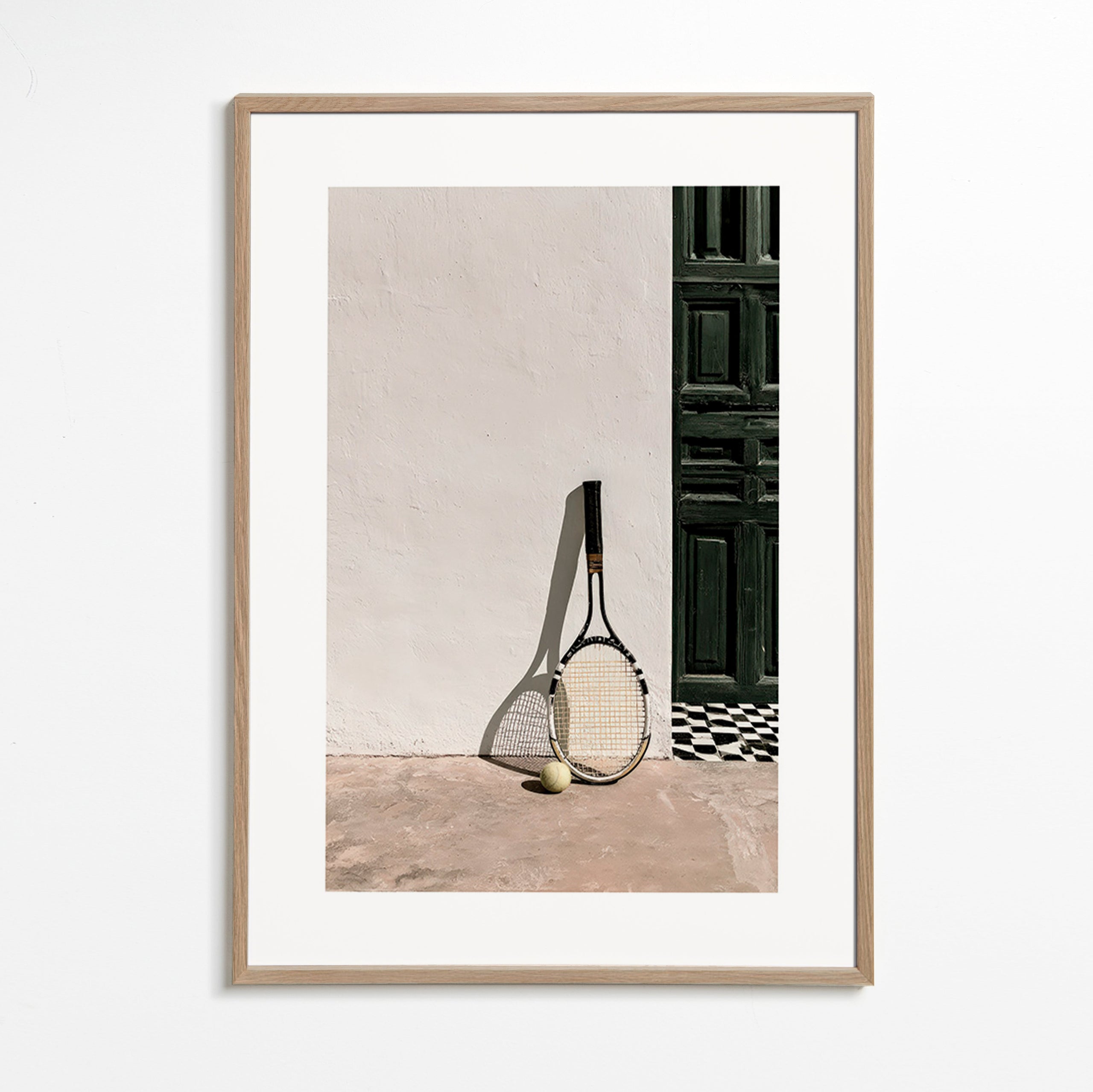 Cuadro deportivo con raqueta y pelota – Oak Frame