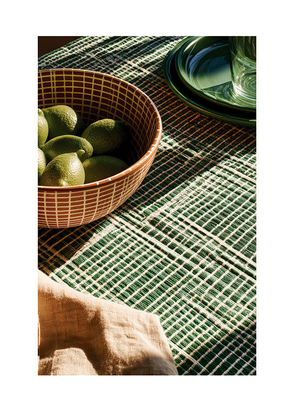 Cuadro de cocina con limas en cuenco y tejido geométrico