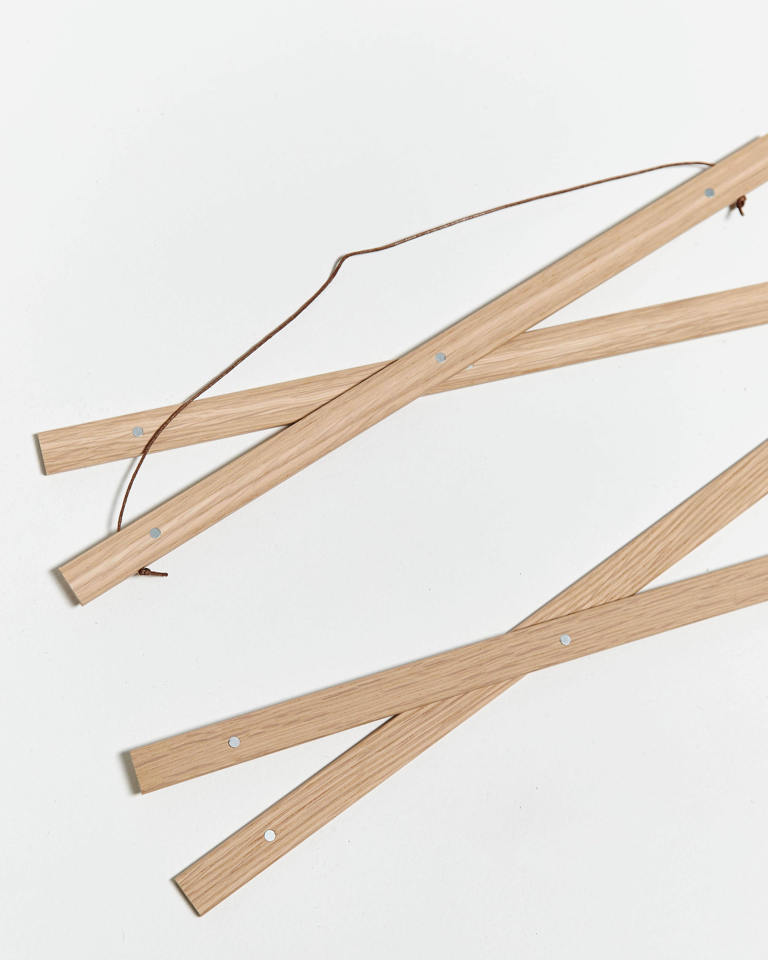 Colgador para póster de 50cm de madera y color roble